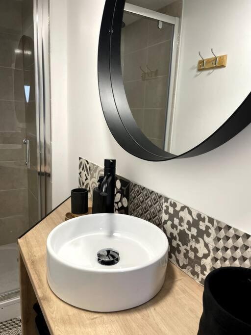 Bel Appartement Sur Cour Plein Centre Ville Et Parking Мулен Екстер'єр фото
