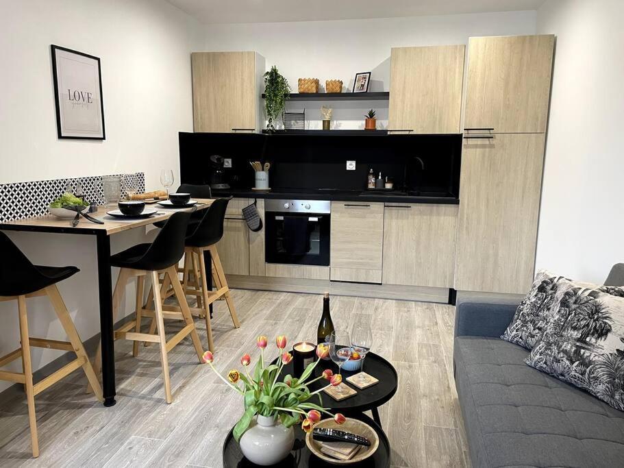 Bel Appartement Sur Cour Plein Centre Ville Et Parking Мулен Екстер'єр фото