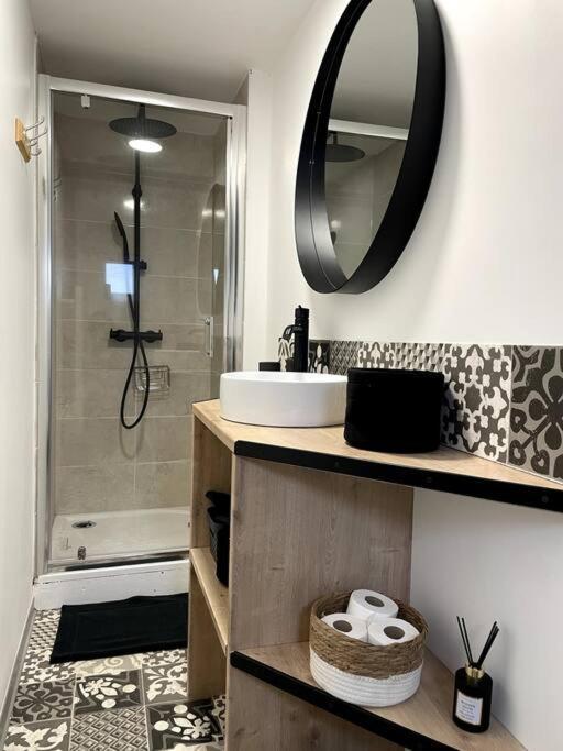 Bel Appartement Sur Cour Plein Centre Ville Et Parking Мулен Екстер'єр фото